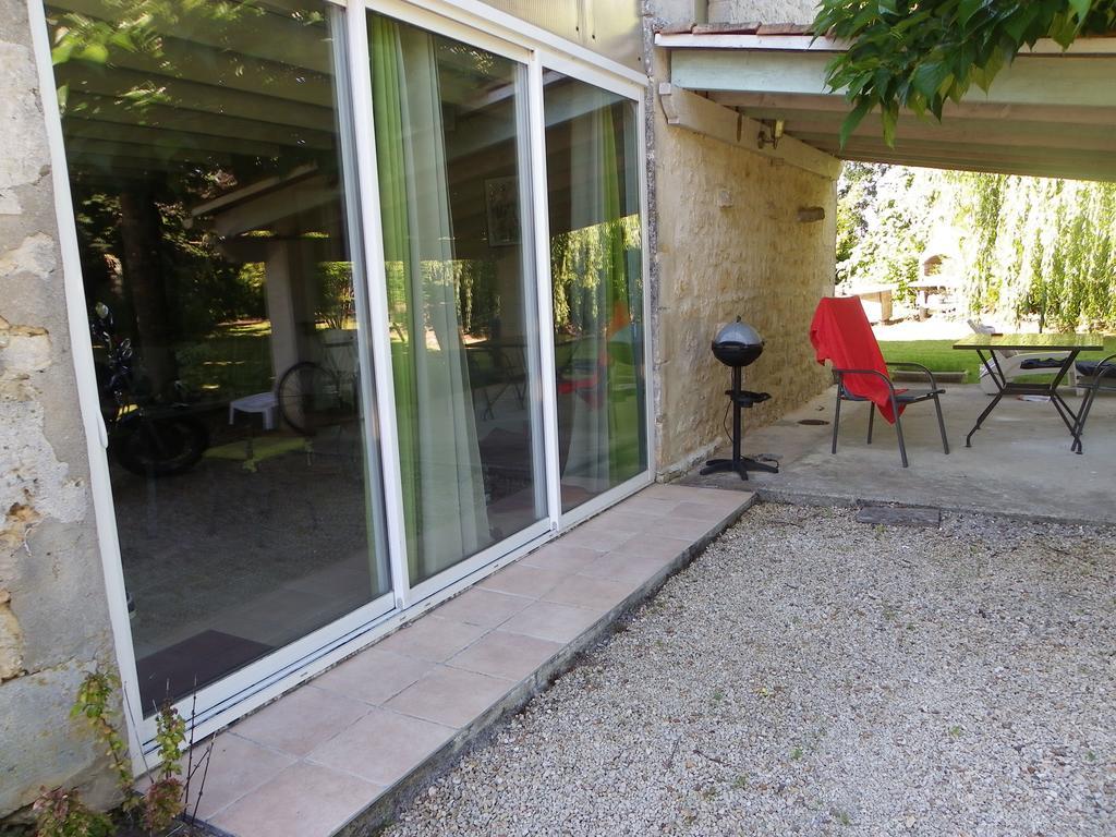Gite Cosy, Sur Jardin, Terrasse Privee, Parking Au Calme En Rdc Gémozac Kültér fotó